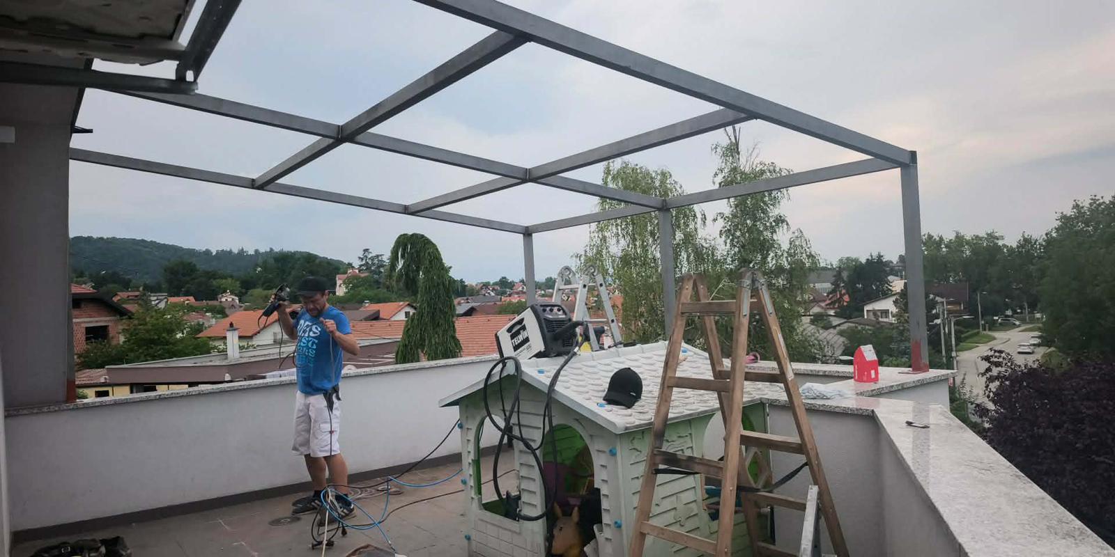 Zavarivanje čelične konstrukcije nadstrešnice na krovnoj terasi.